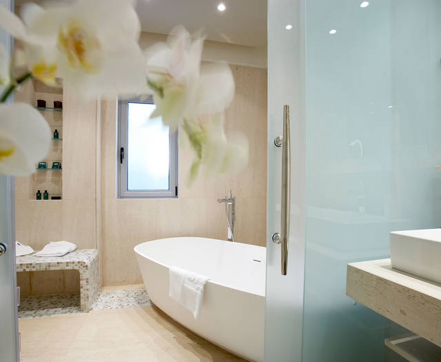 Eagles Palace Resort Chalkidiki Presidential Bungalow bathroom with bathtub