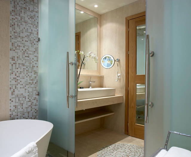 Eagles Palace Resort Chalkidiki Presidential Bungalow bathroom with bathtub and sink