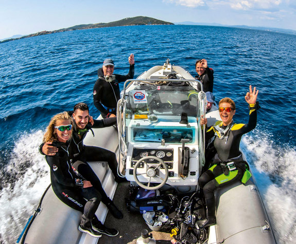 Eagles Resort Chalkidiki people on boat before Scuba Diving